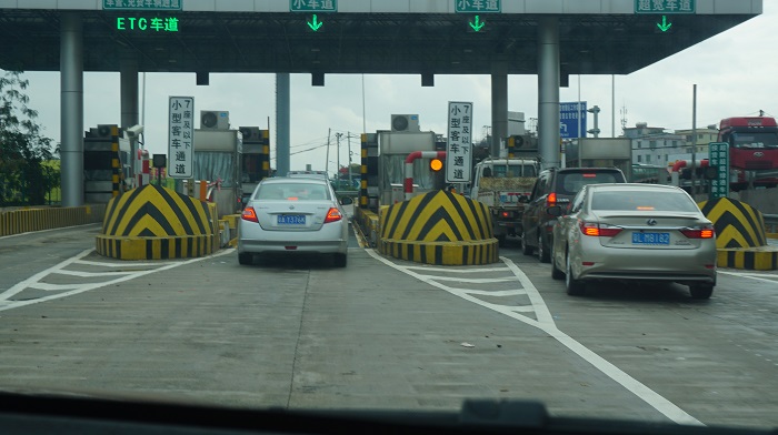 原來還可以這樣通過高速路收費(fèi)站吶