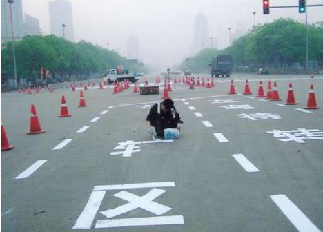 為什么都是用的馬路劃線反光漆，效果卻大相徑庭？
