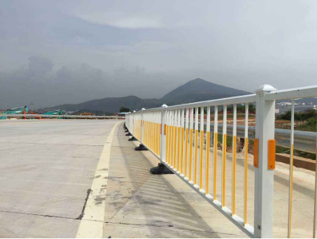 赤橙黃綠青藍紫，護欄反光漆更寵愛哪個呢？