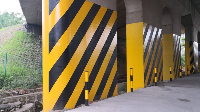 如何在防撞墻上加點反光涂料呢？