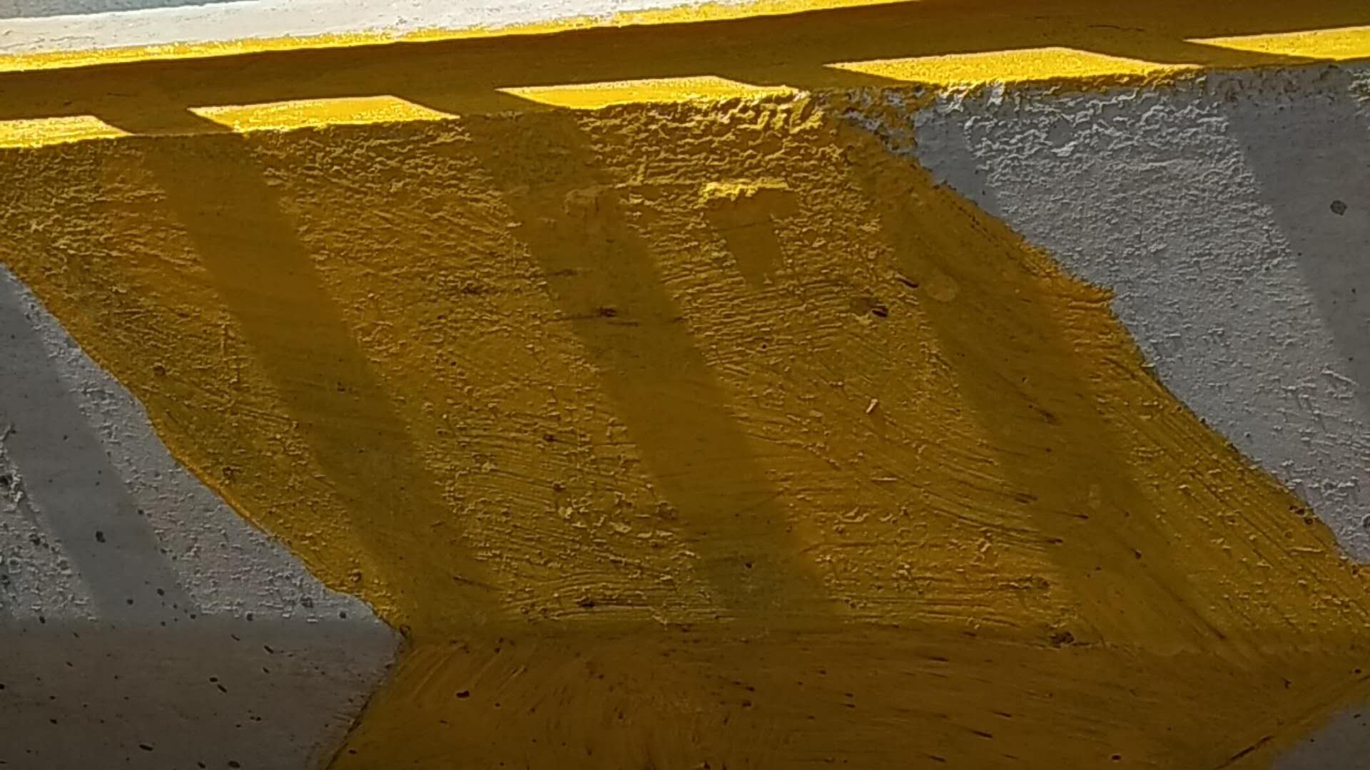 道路反光漆施工做的好，材料可以省不少