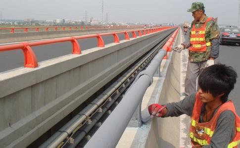 6座跨河大橋：全面進行涂刷防撞墻反光油漆