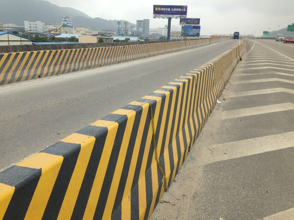 道路上隔離墩反光油漆再次換上新衣，回家的路上是一道美景