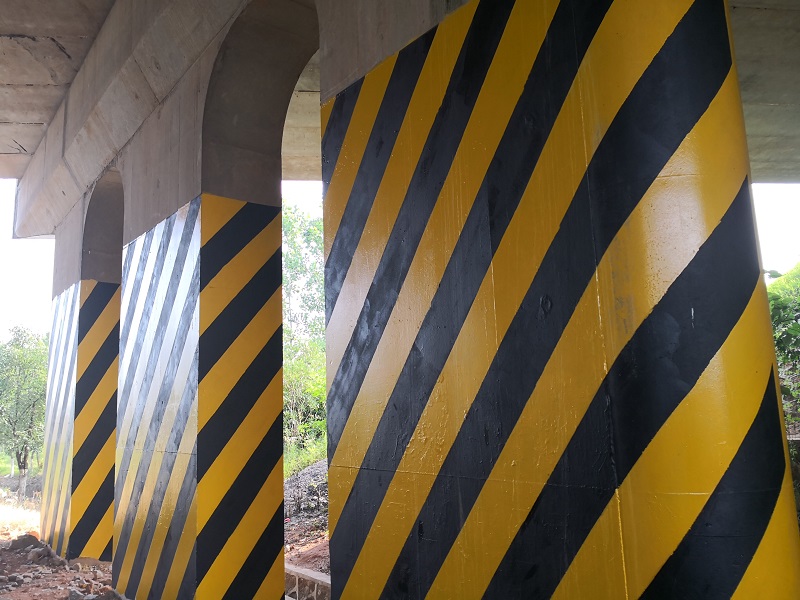 你看，那一條條規(guī)律有型的道路安全反光漆多賞心悅目！