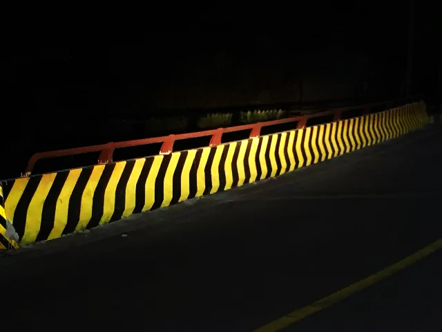 高速路防撞墩反光漆