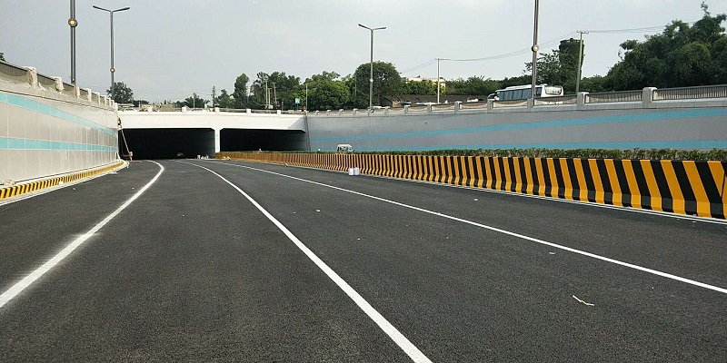 這樣的道路怎么能少了馬路反光漆？