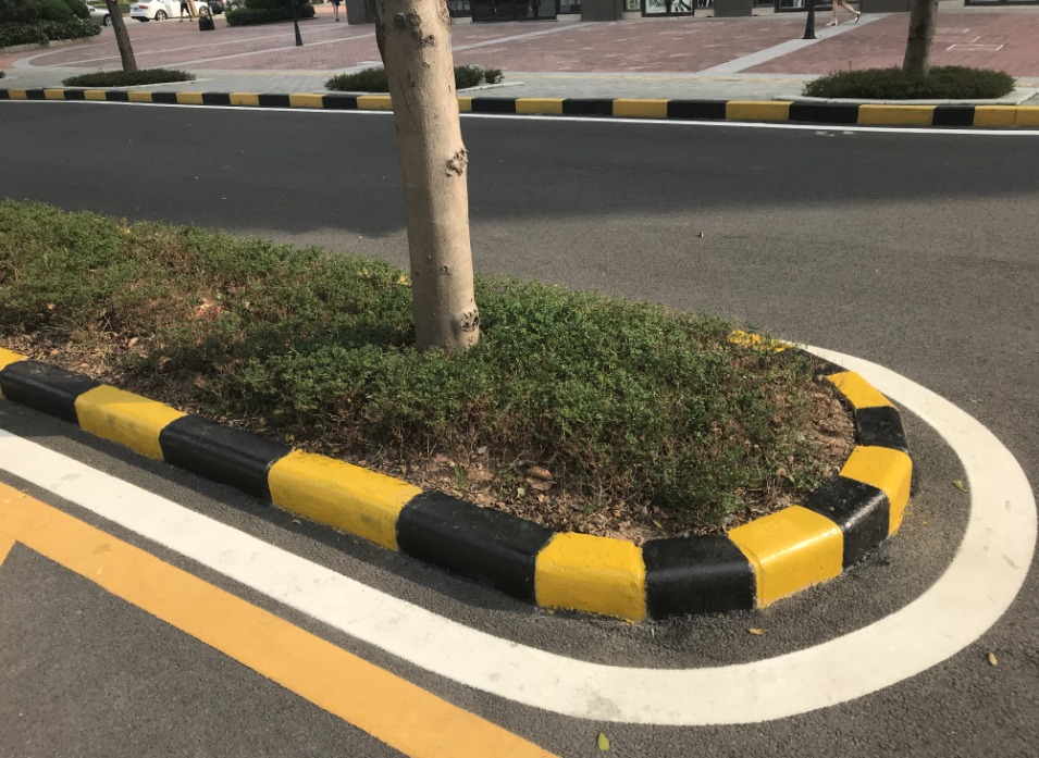 剛刷的路邊石反光漆“膨脹”了？