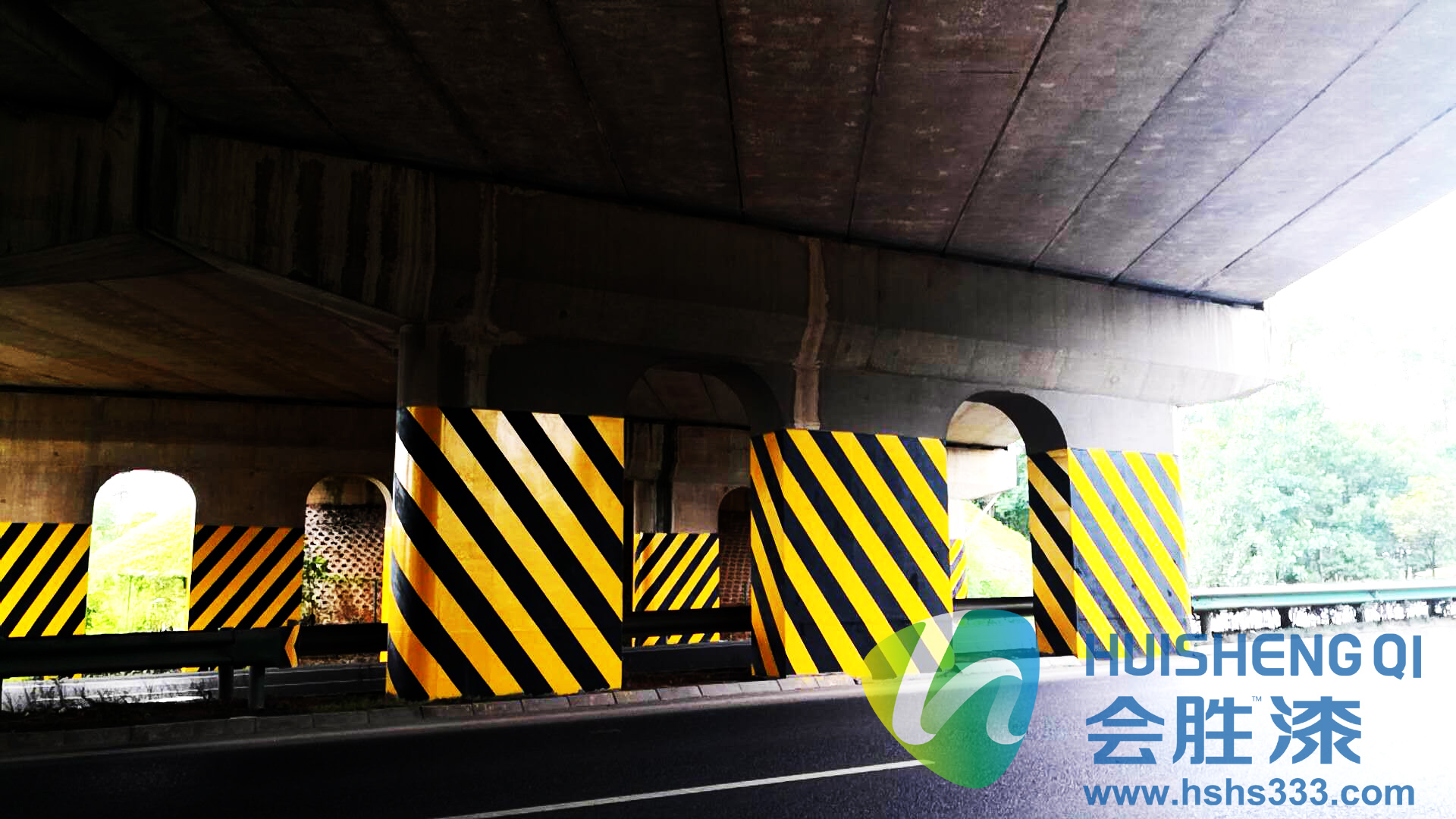 高架橋墩刷的反光漆是什么材料的？