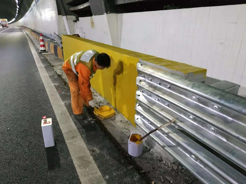 已經(jīng)施工的高強(qiáng)隧道反光涂料雨天注意事項一覽