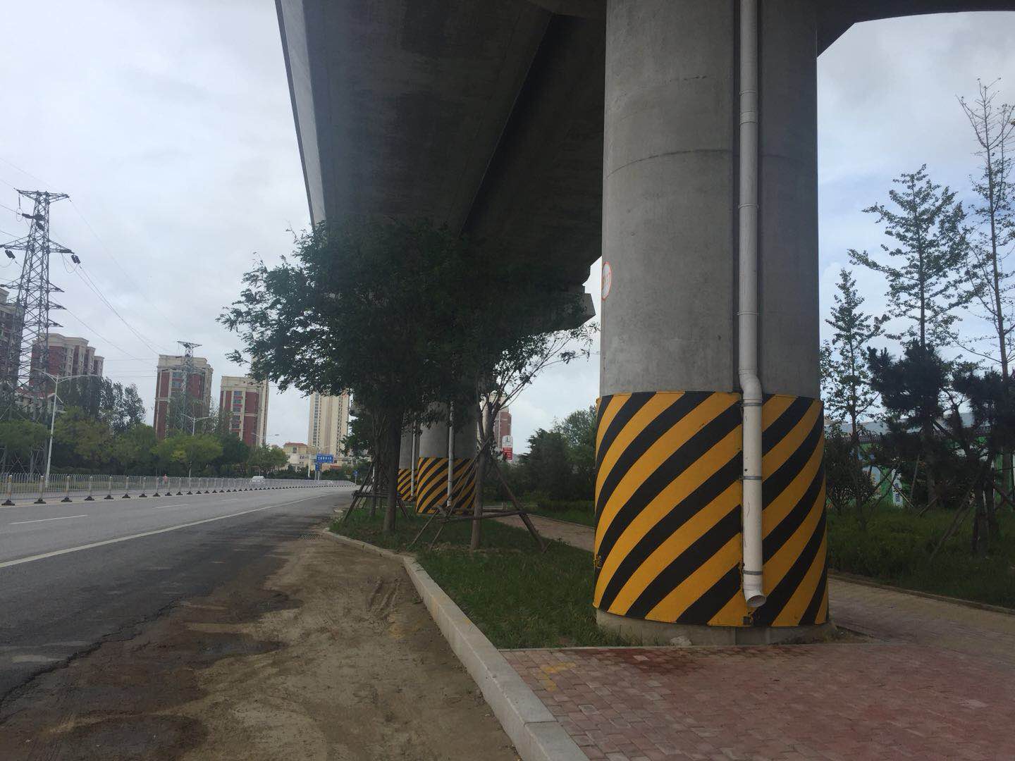 影響水泥柱反光漆施工的兩個(gè)重要因素