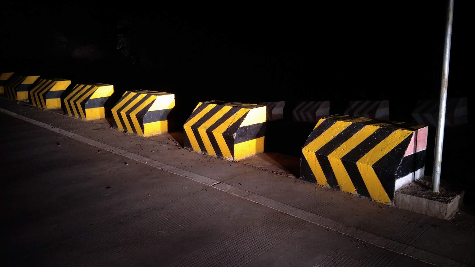 購(gòu)買(mǎi)防撞墻反光漆應(yīng)該選擇什么顏色