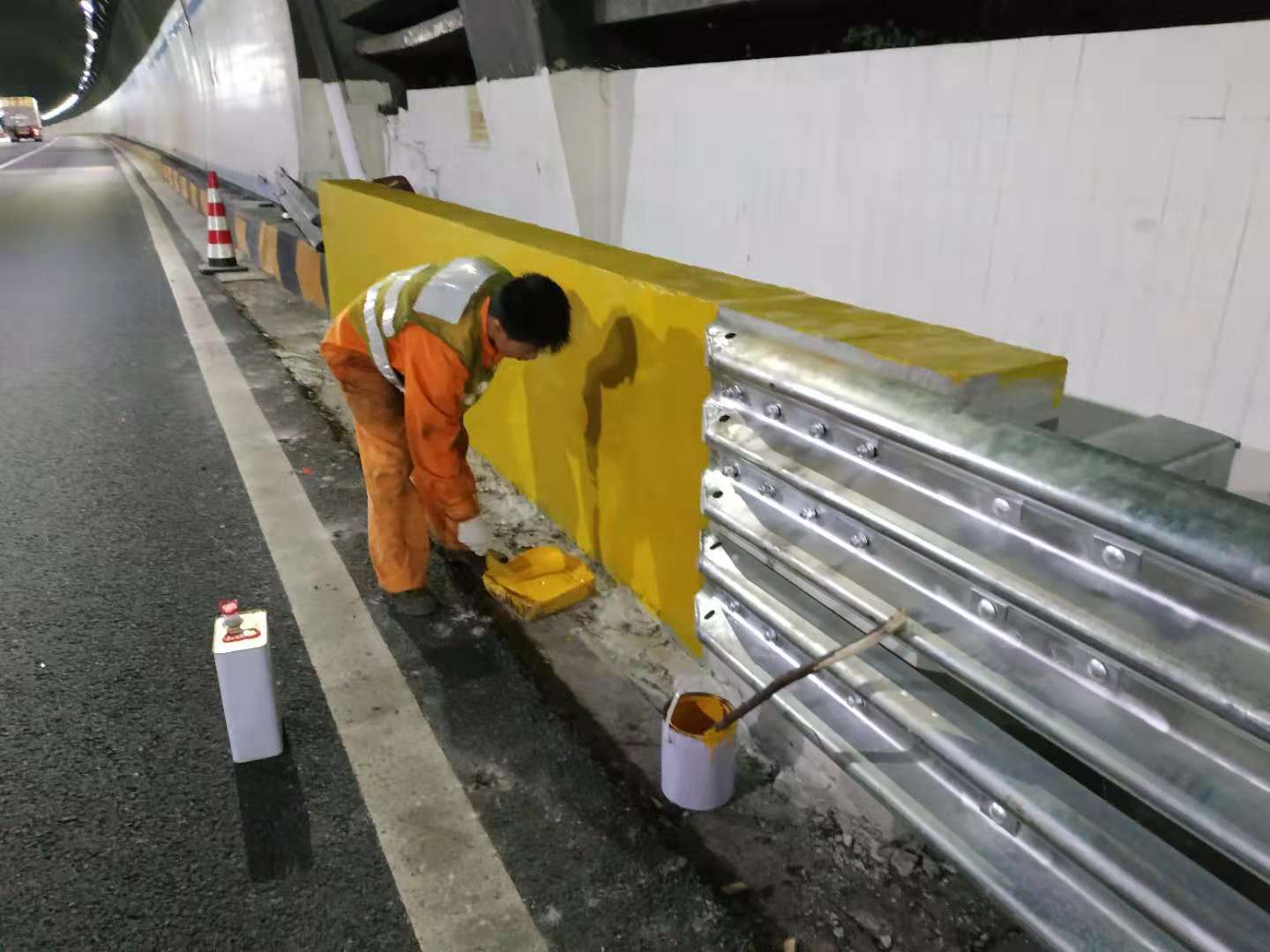 道路防護(hù)欄反光漆是怎么達(dá)到反光的效果