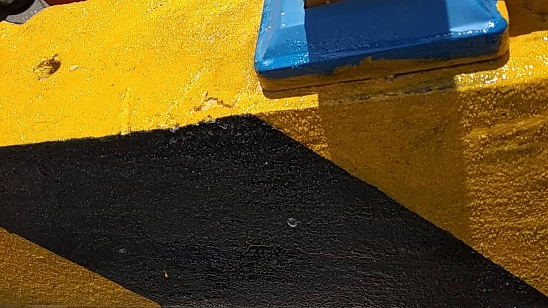 造成護欄安全反光漆出現氣泡的原因是什么？