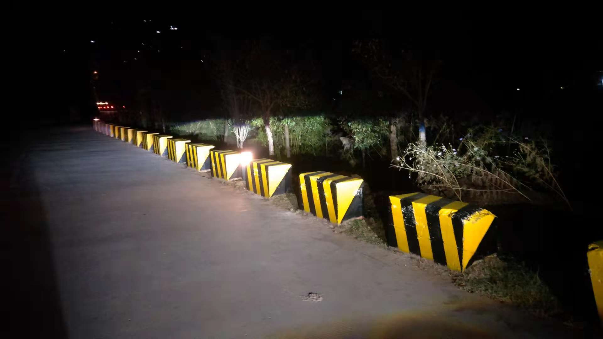 什么牌子的黃黑道路反光漆好用？