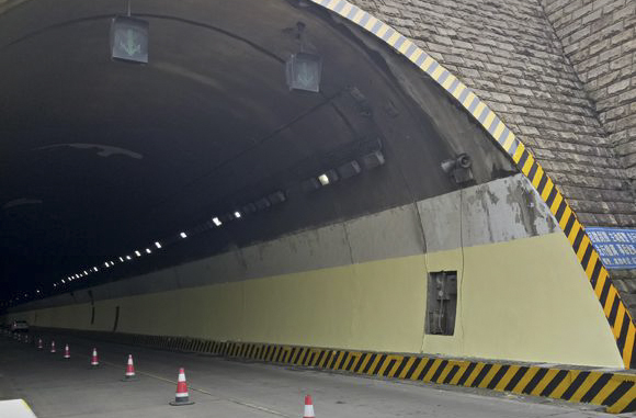 隧道的出入口和路沿涂刷反光漆的作用是什么？