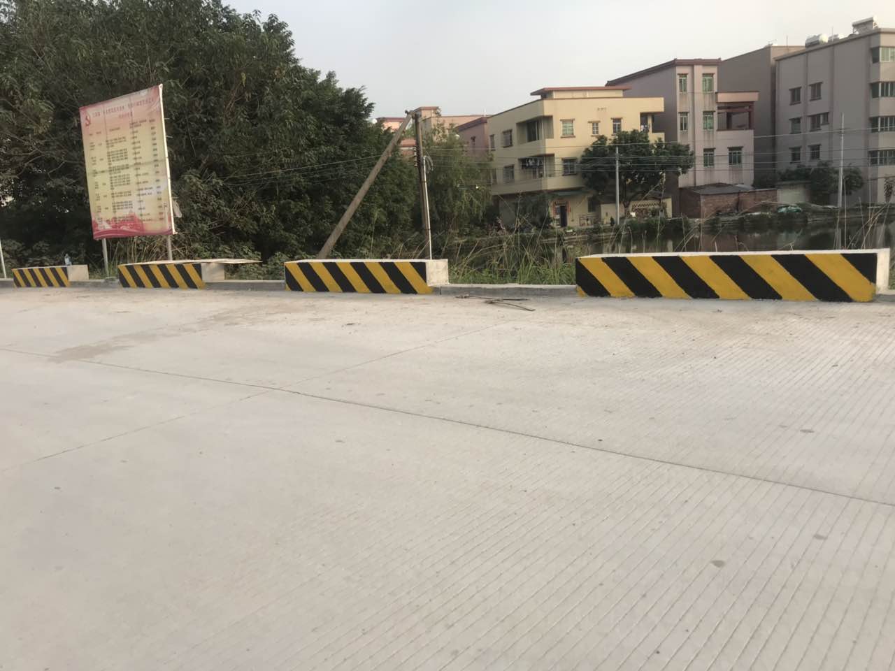 道路上的防撞墩使用夜光漆還是熒光漆？