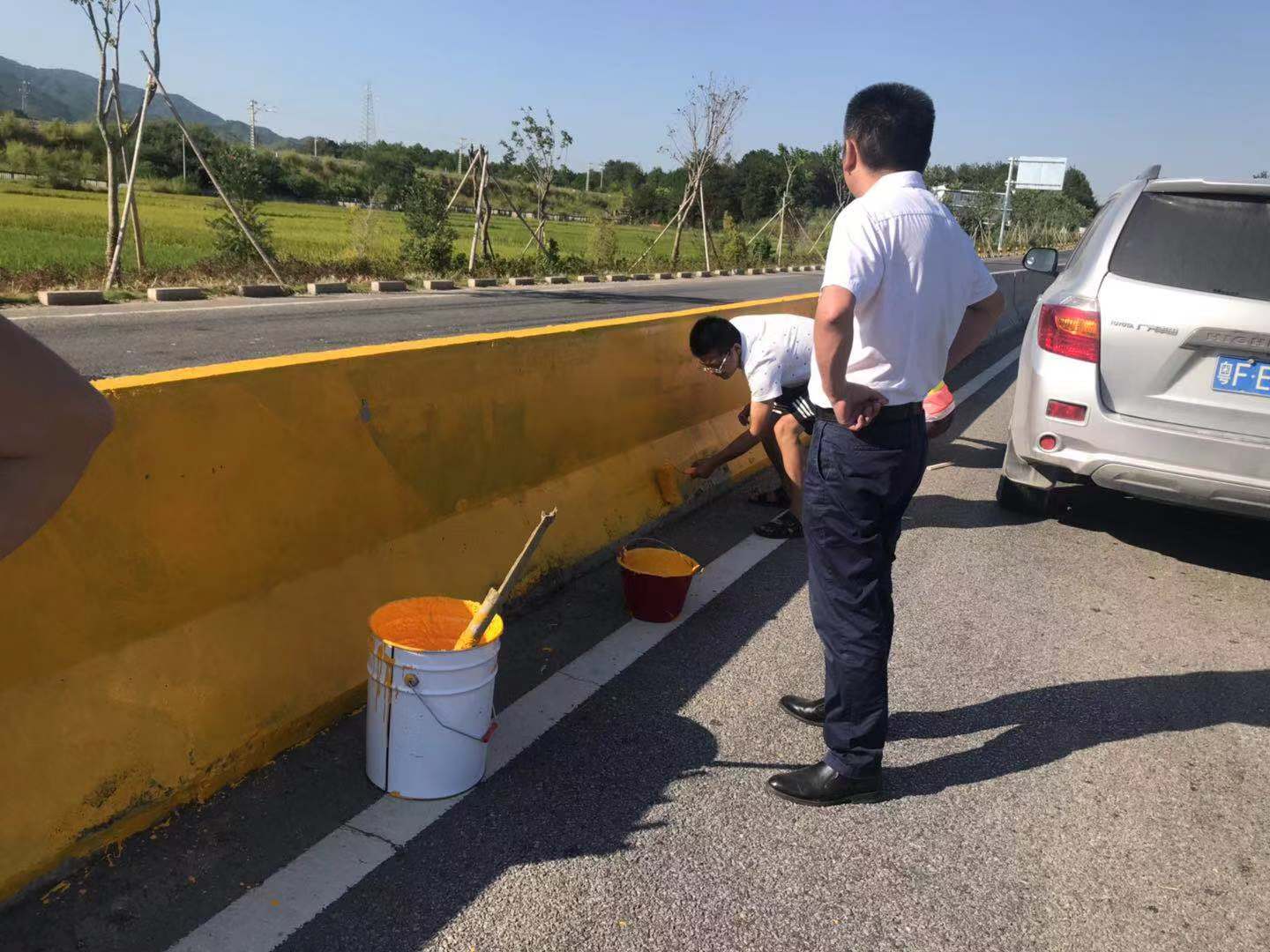 韶關隔離墻警示反光漆涂刷工程