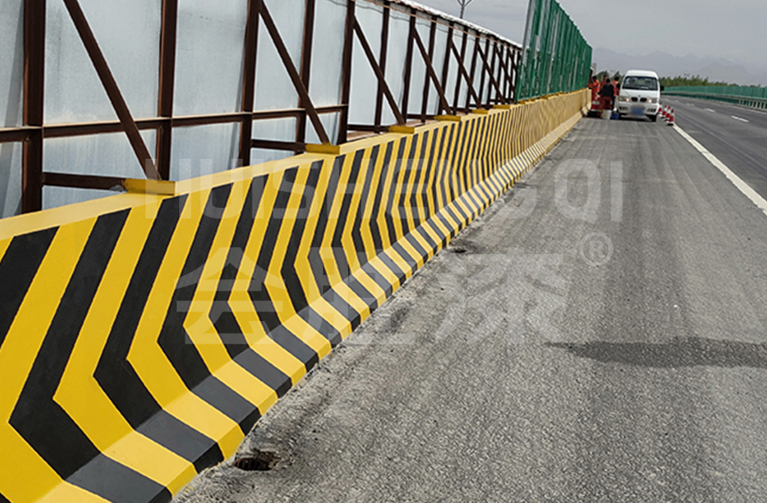 有沒有涂刷在交通設(shè)施上可以反光的油漆？