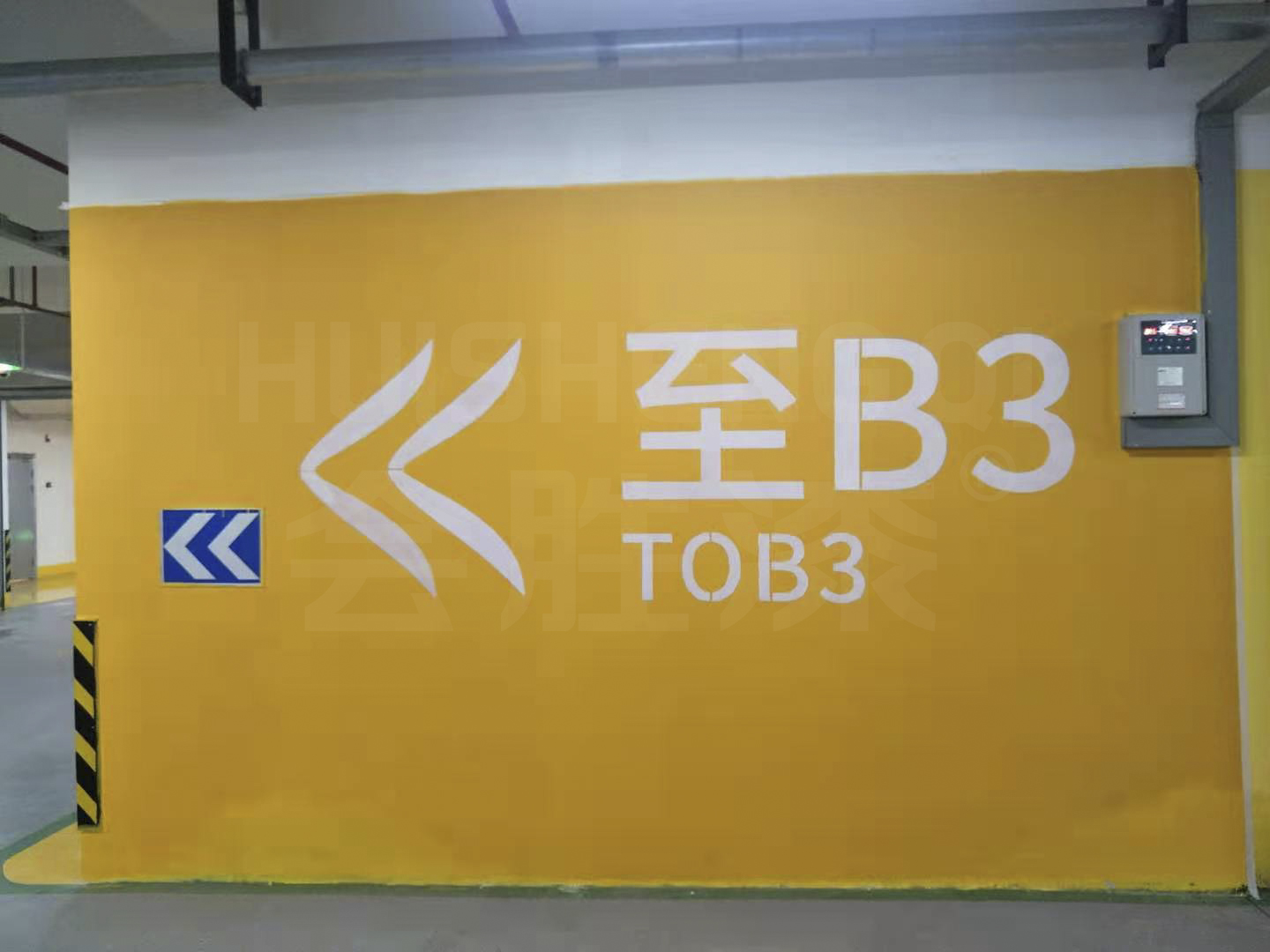 水泥底材不能用反光貼紙，可以使用什么油漆？