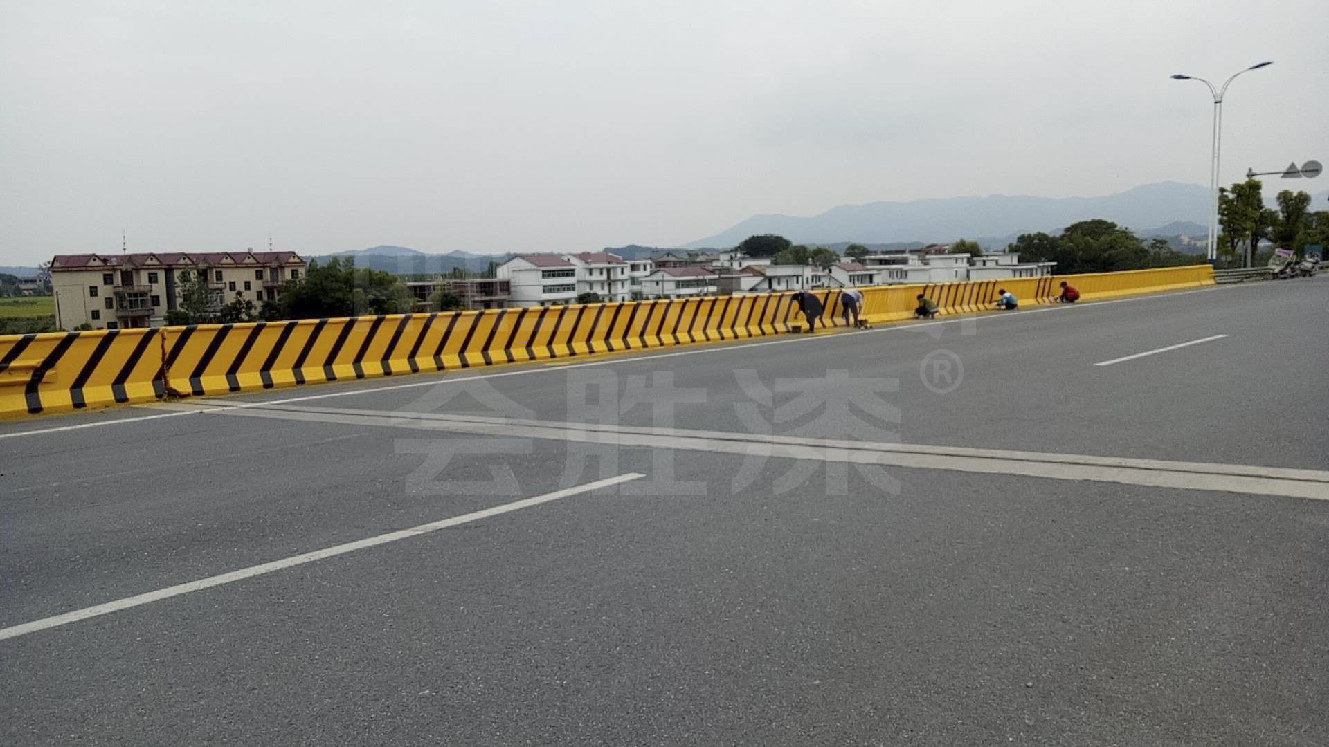 使用在高速公路設施上的警示油漆？