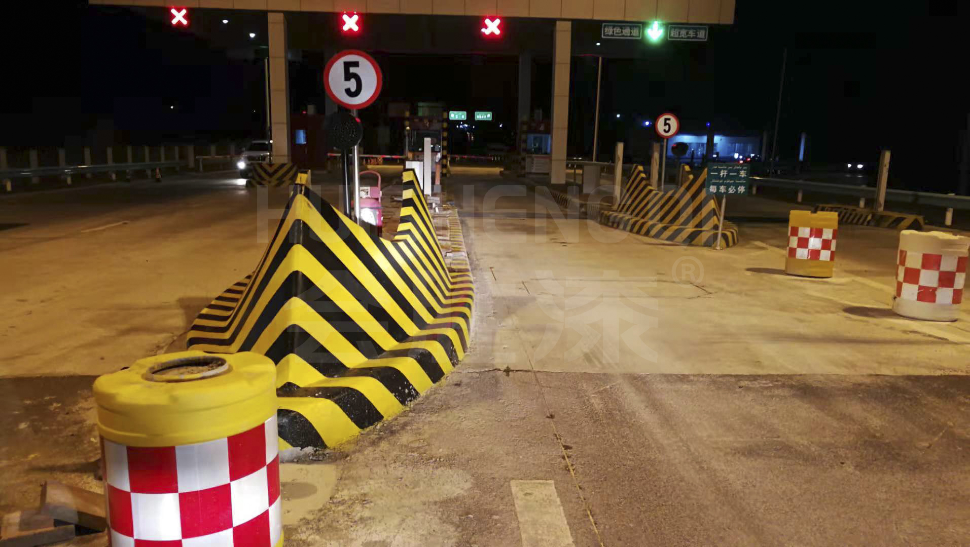 道路上的安全島為什么需要涂刷反光漆？