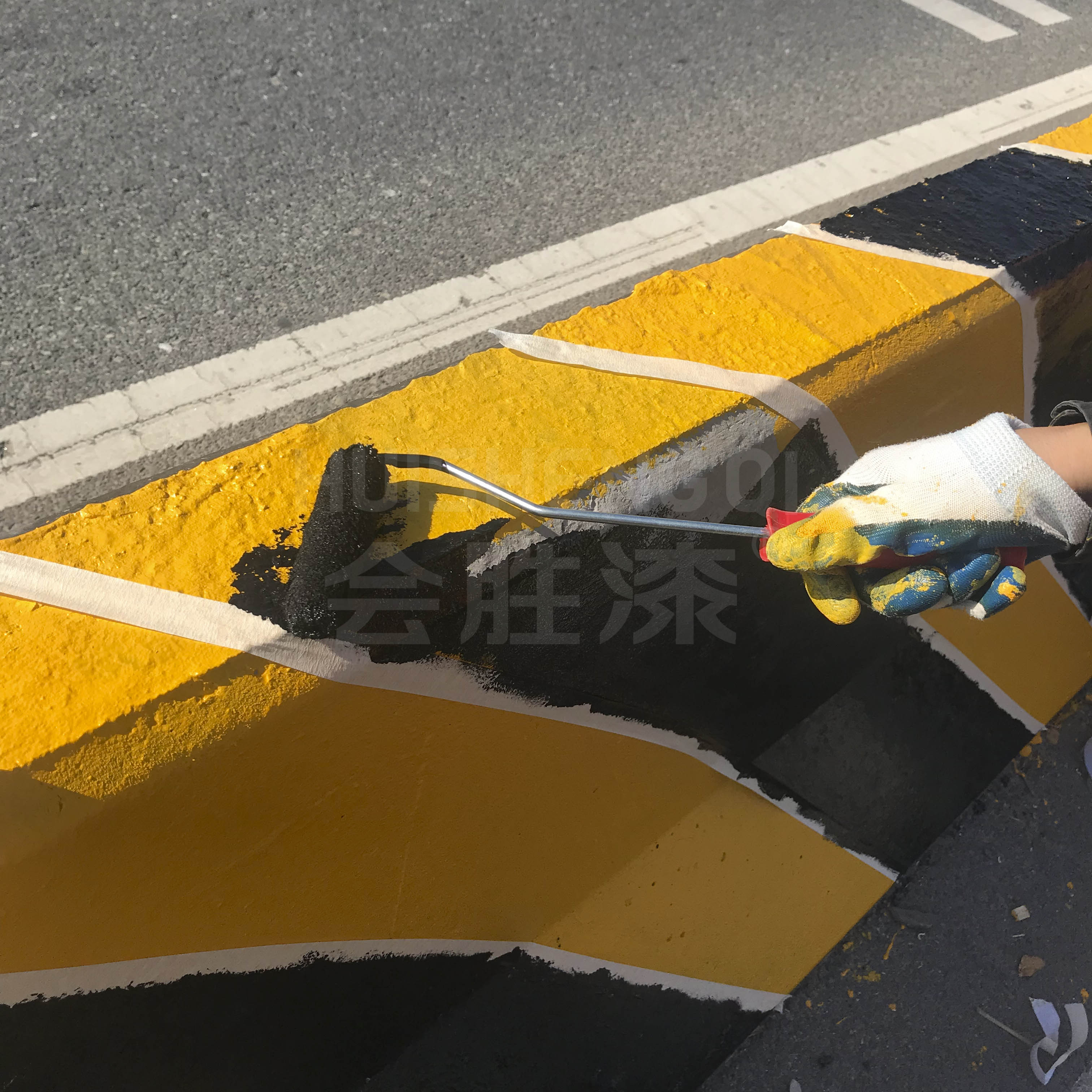 道路上的水泥墩子可以用什么油漆？