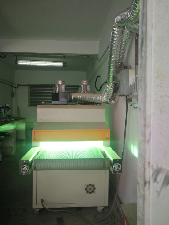 1527754390648361.png 公路反光漆背后的“女人”.png