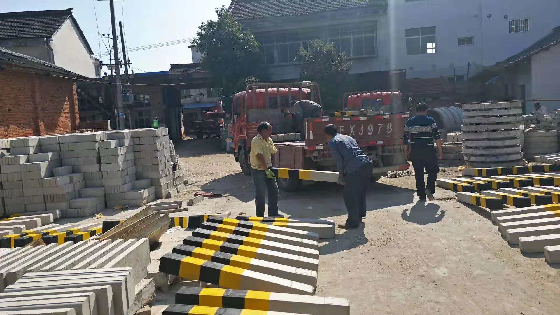 防撞柱反光漆效果圖 防撞柱反光漆效果圖