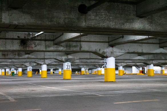 蜂蜜瀏覽器_empty-concrete-parking-lot-3095713.png